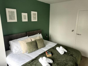 Luxury Oaks Suite, Free private parking, 2 Bed 2 Bathroom Apartment, Central Solihull